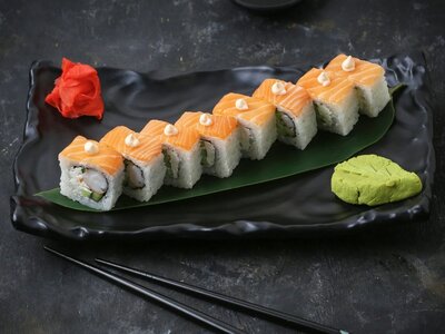 Ролл Филадельфийский вкус с крабом и спайси-соусом