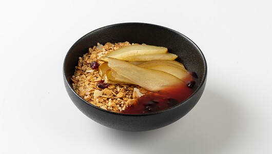 Гранола с печёной грушей и вишнёвым вареньем