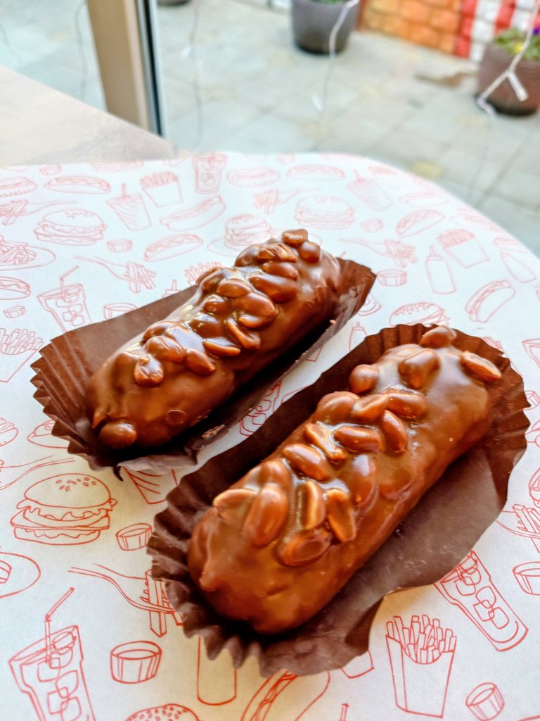 Эклер сникерс