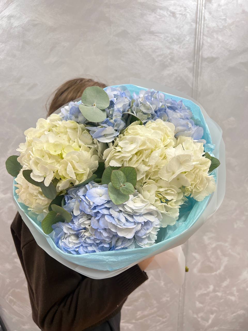 5 пышных гортензий с эвкалиптом в оформлении