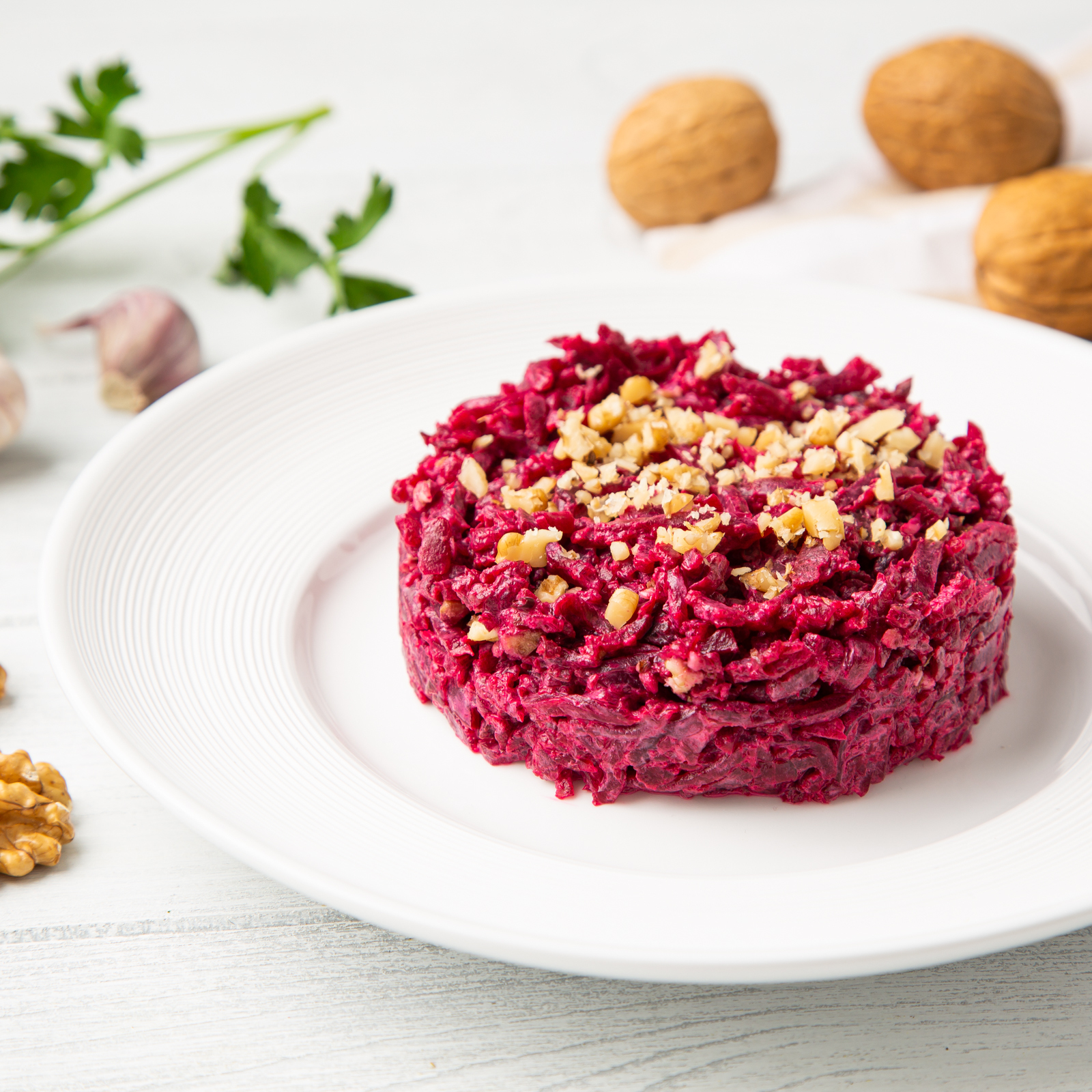 Свекла с чесноком и грецким орехом