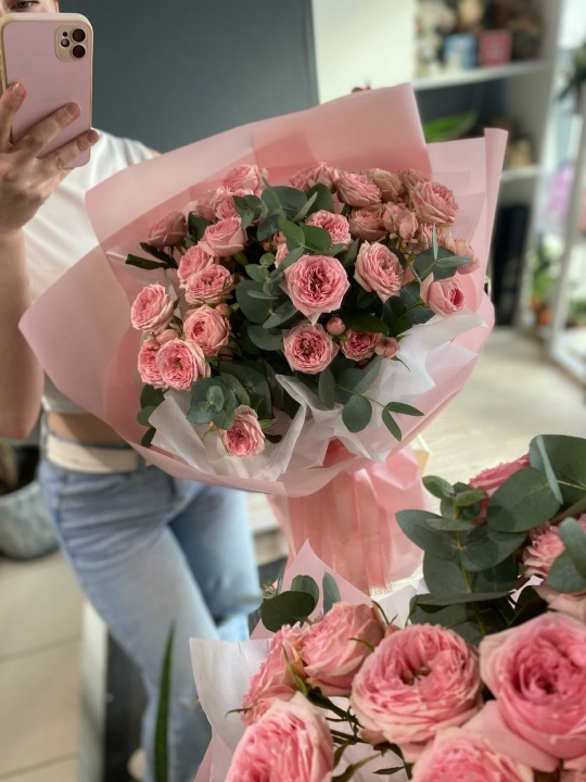 Букет из нежных кустовых пионовидных розочек