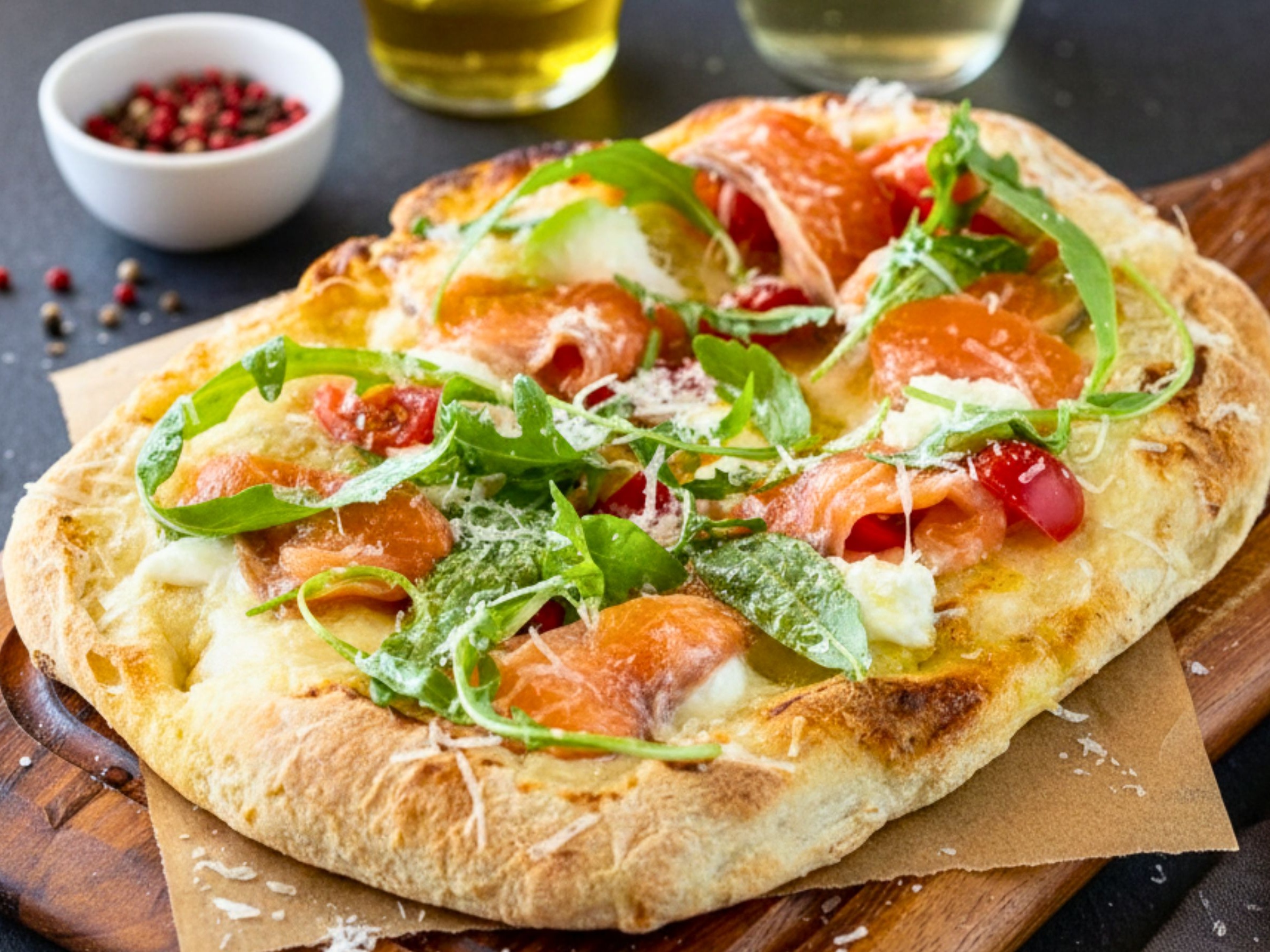 Римская пицца с форелью (форель х/к, страчателла, рккола, каперсы)