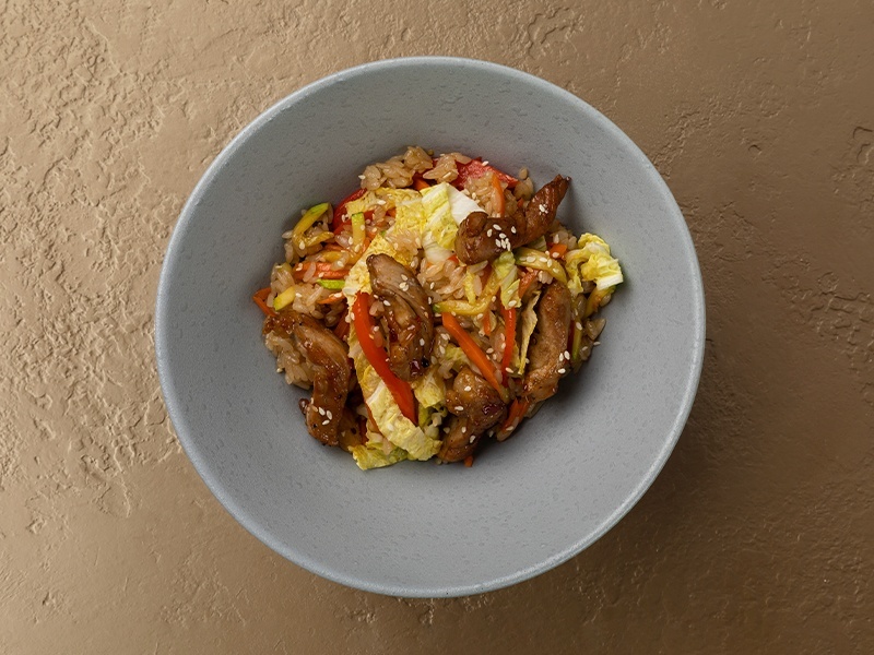 Рис со свининой, овощами и соусом терияки