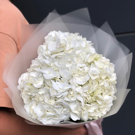 Букет с белыми гортензиями
