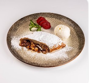 Яблочный штрудель с ванильным мороженым