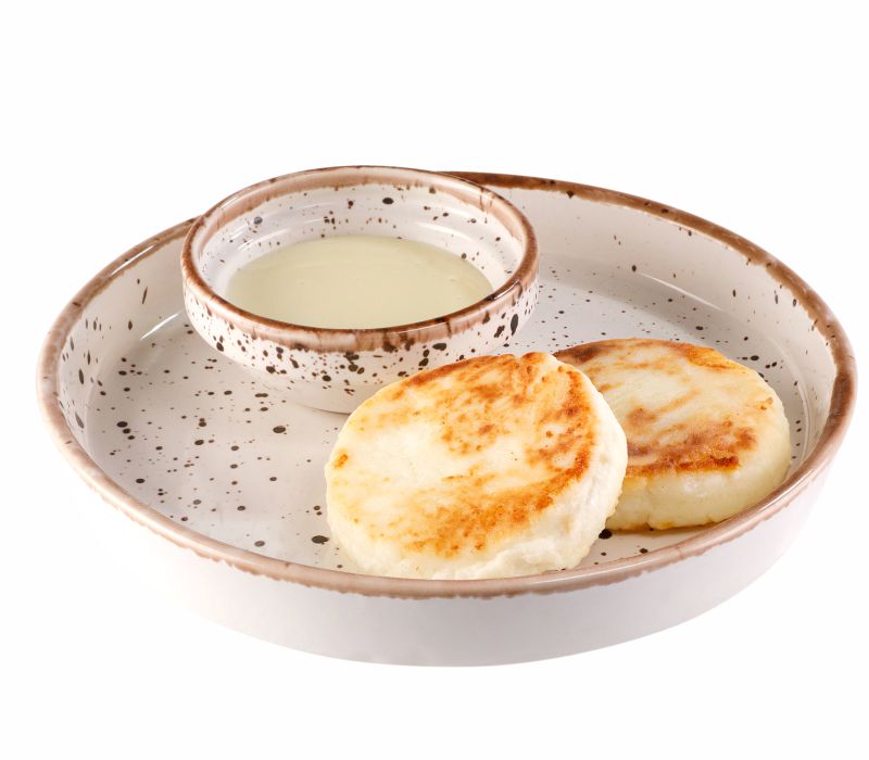 Сырники со сметаной и клубничным соусом 100/30/30г