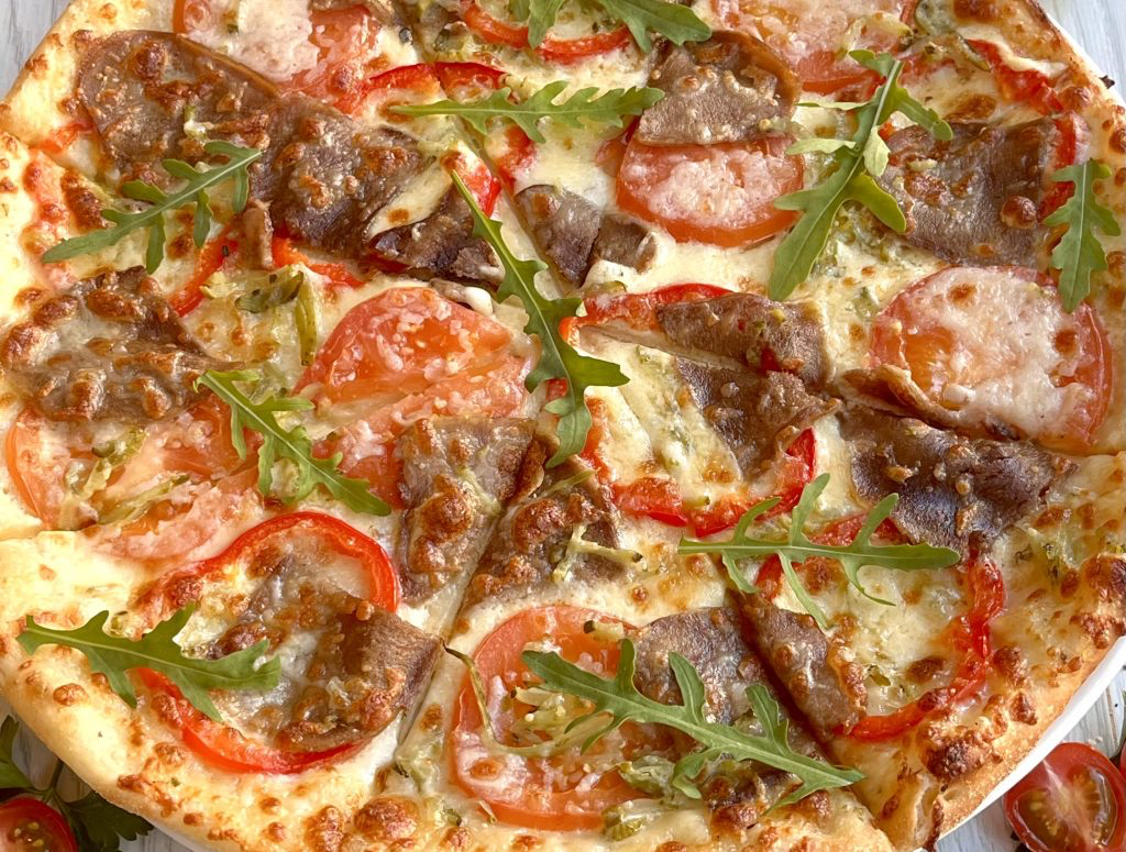 Пицца с мясом языка и сыром Пармезан