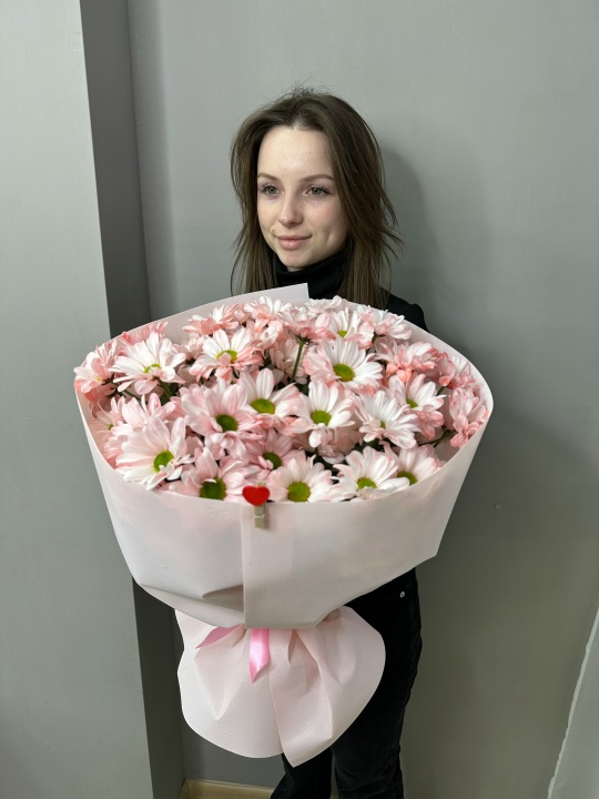 Чтобы ты улыбалась. охапка ромашек