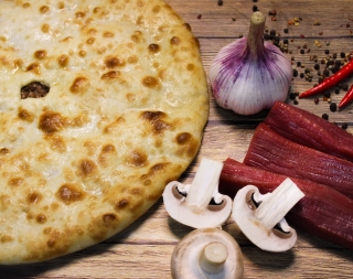 Осетинский пирог с говяжьим мясом и грибами 800г