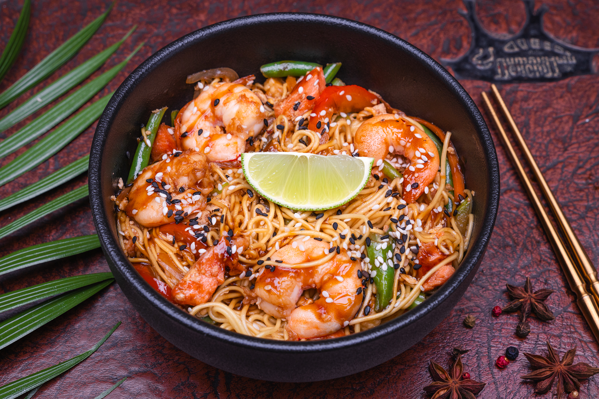 Вок с креветкой и лососем