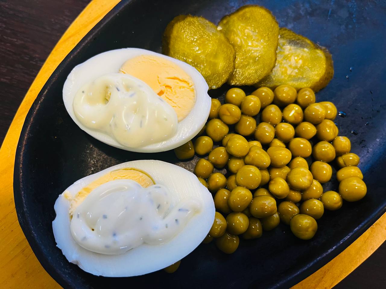 Яйцо с майонезным соусом и горошком