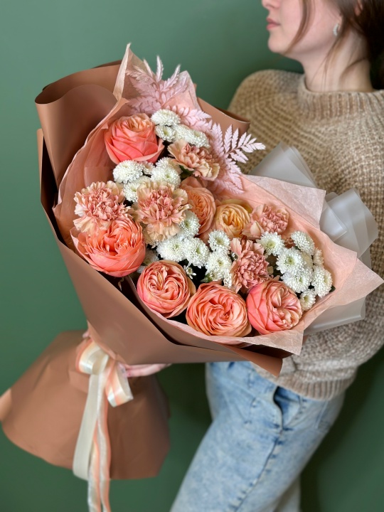 Букет с пионовидной розой Кахала ,хризантемой ньютон и кремовыми гвоздиками