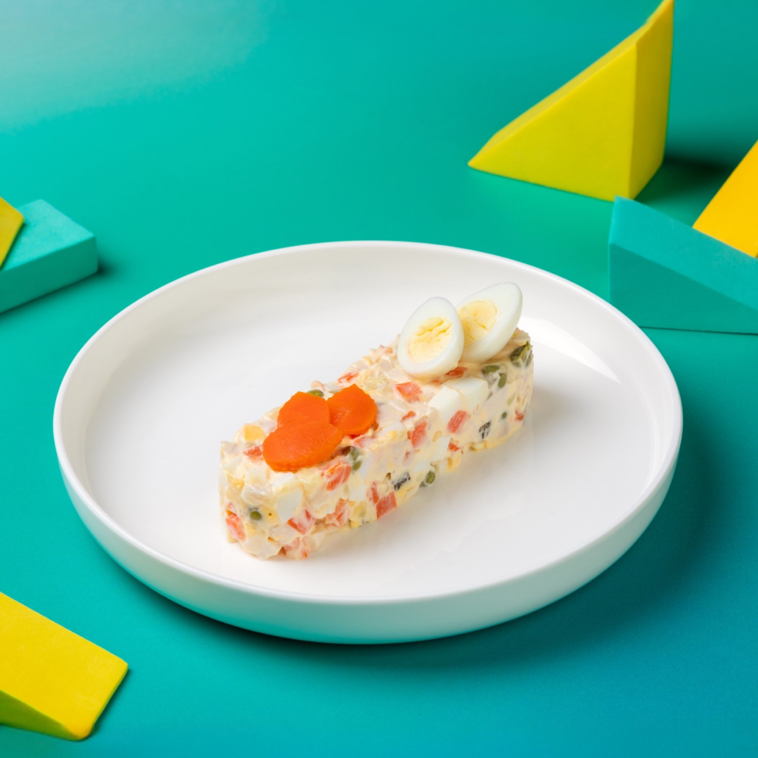 Оливье с цыпленком и перепелиным яйцом