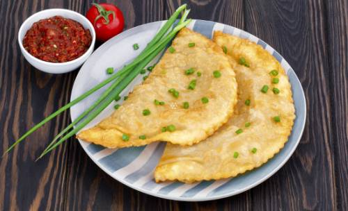 Чебурек с мясом и соусом аррива