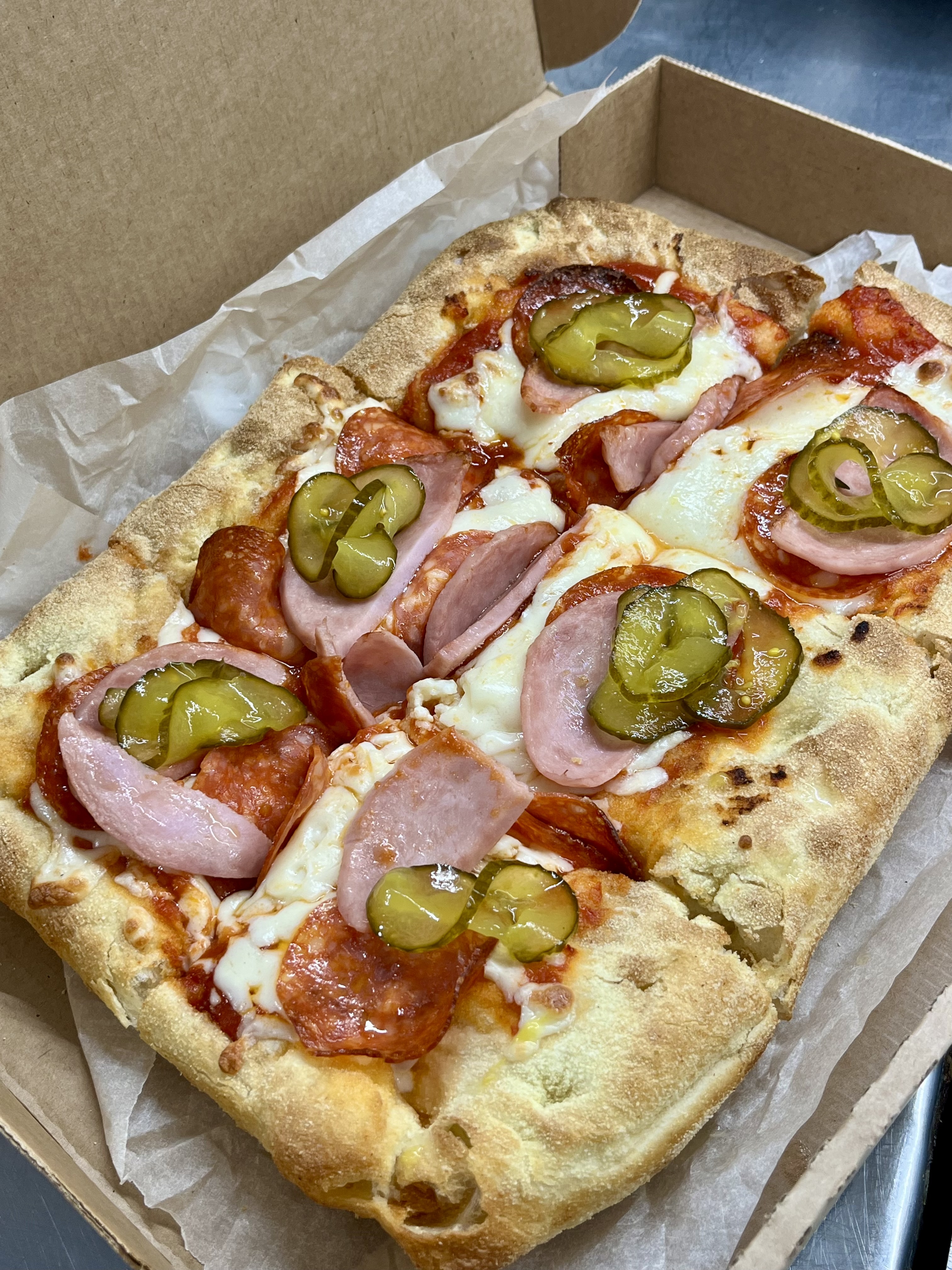 Ветчина-пеперони с пряным огурцом