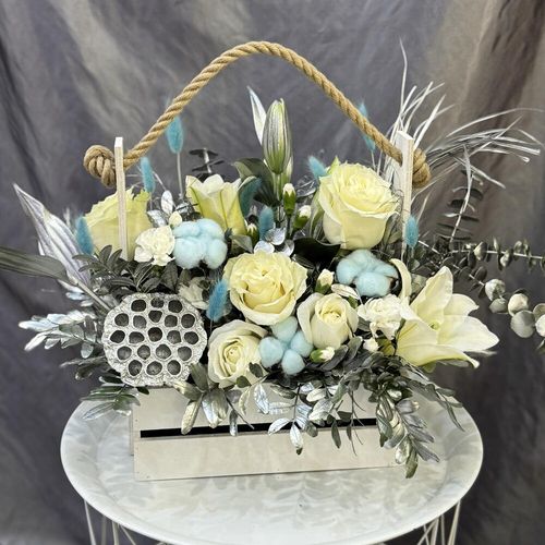 Букет цветов в деревянном ящике с хлопком (к1739)