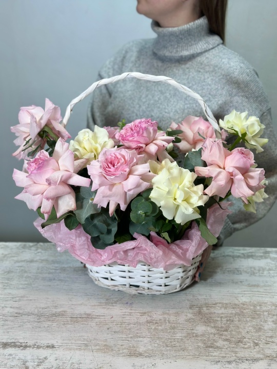 Корзина с розами и эвкалиптом