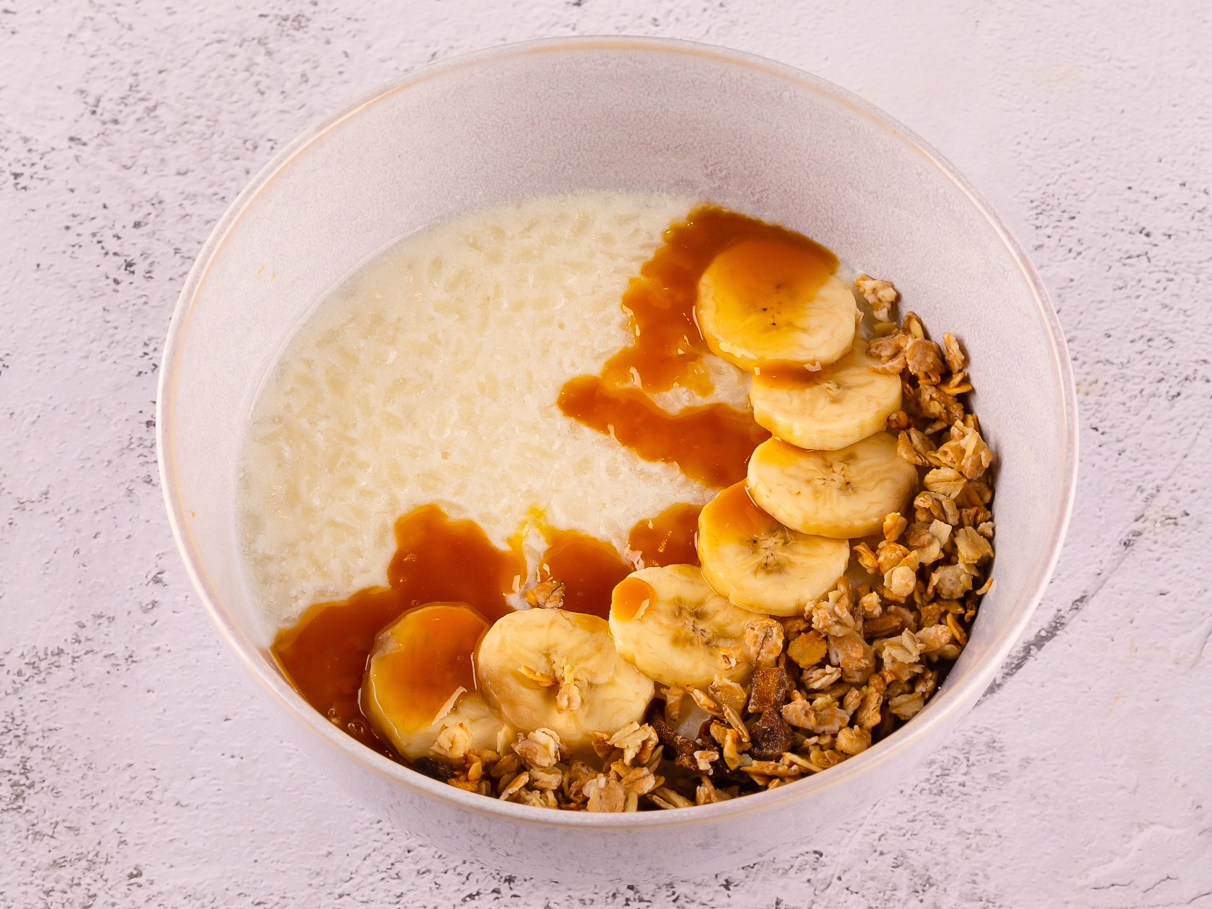 Каша рисовая с бананом и карамелью