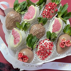 Клубника в шоколаде коробочка 9 ягод Красный бархат