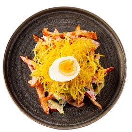 Салат с курицей, овощами и картофелем пай