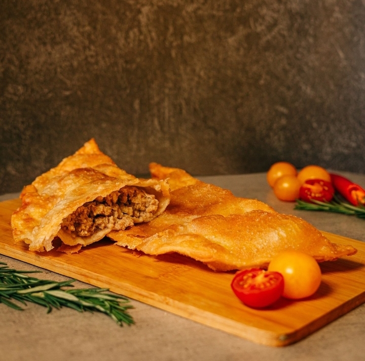Чебурек со свининой и говядиной 