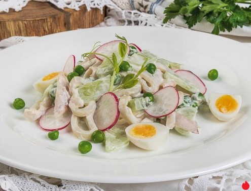 Салат с кальмарами, огурцом и яйцом