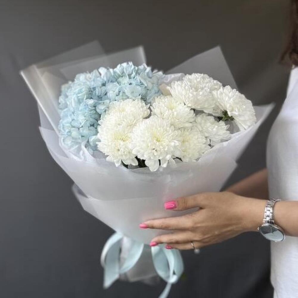 Букет с голубой гортензией и хризантемой