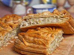 Слоеный пирог с курицей и картофелем
