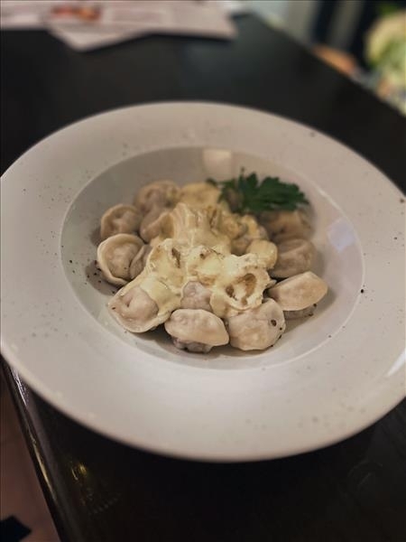 Пельмени охотничьи  под соусом из белых грибов