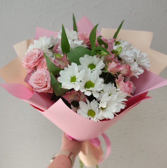 Букет с кустовыми розами и хризантемой