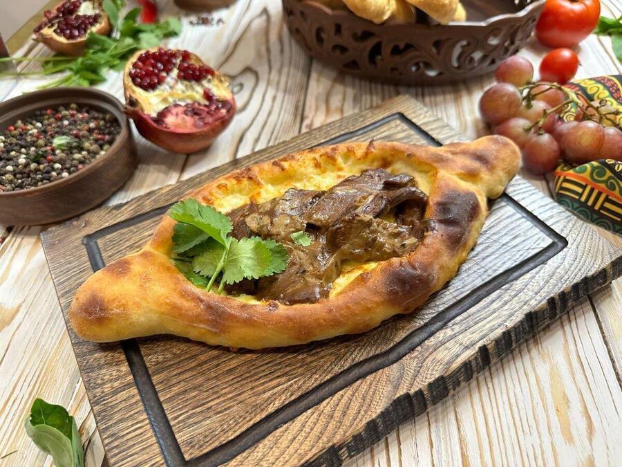 Хачапури с рваным брискетом