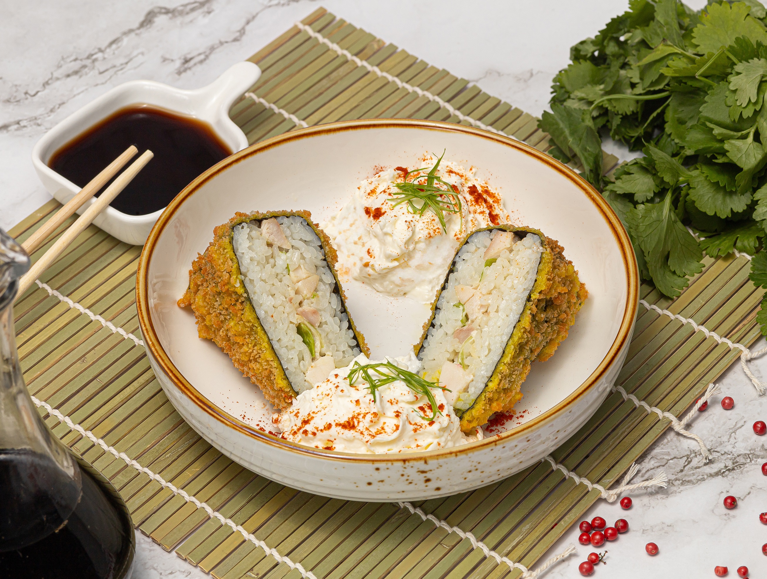 Онигири обжаренный с курицей "Цезарь"