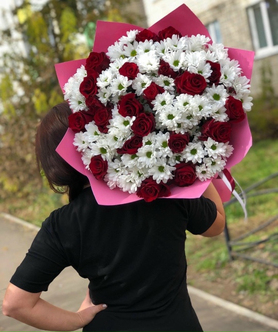 Букет из розовых пионов и белых орхидей