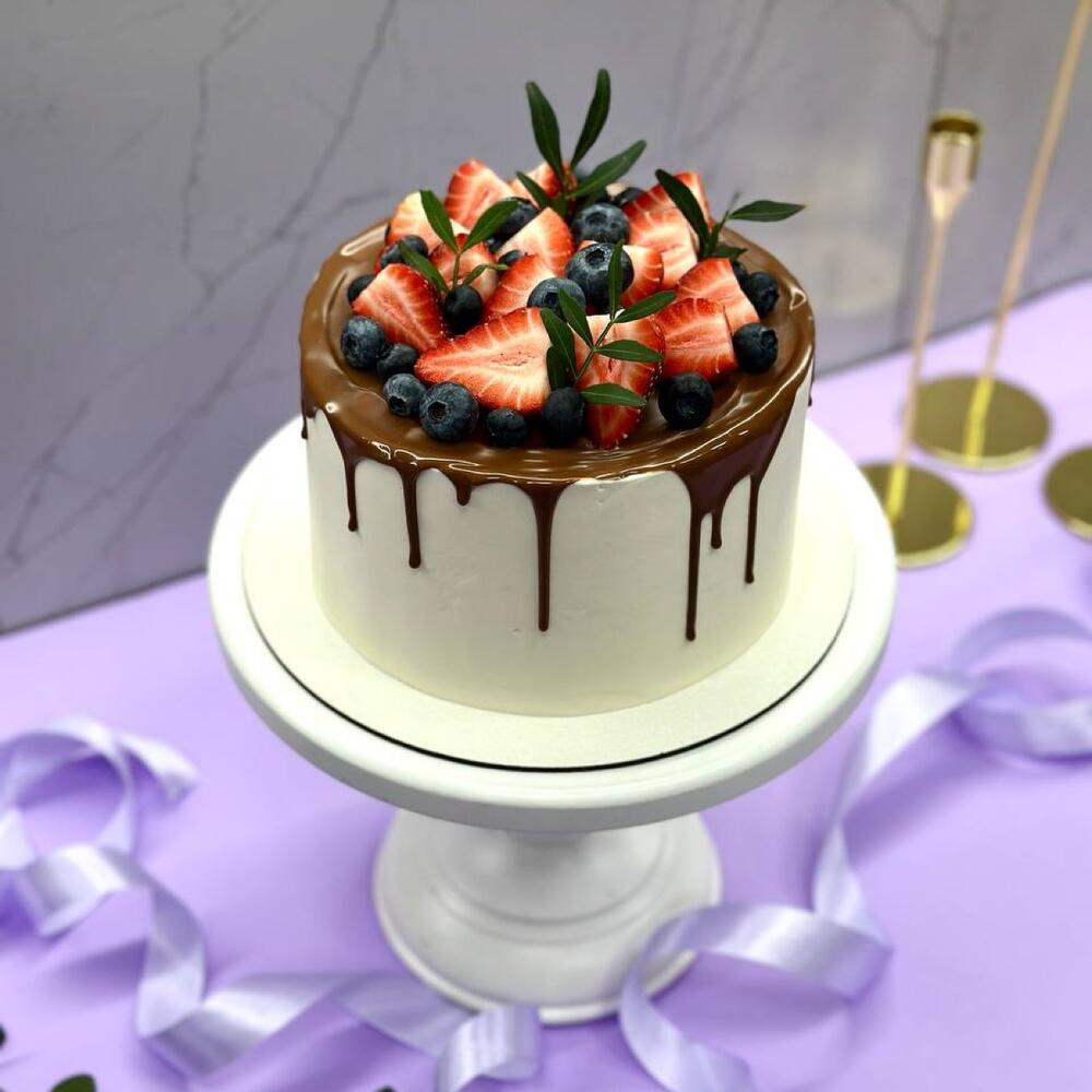 Торт 2 кг с клубникой и голубикой