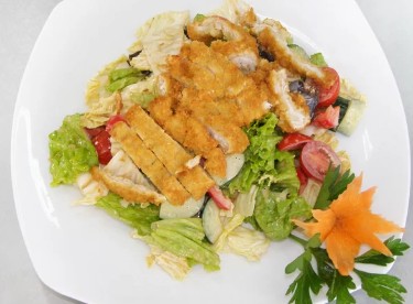 Салат из свежих овощей с хрустящей курицей