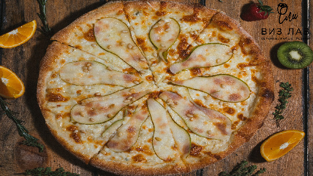 Пицца с грушей и кедровыми орешками