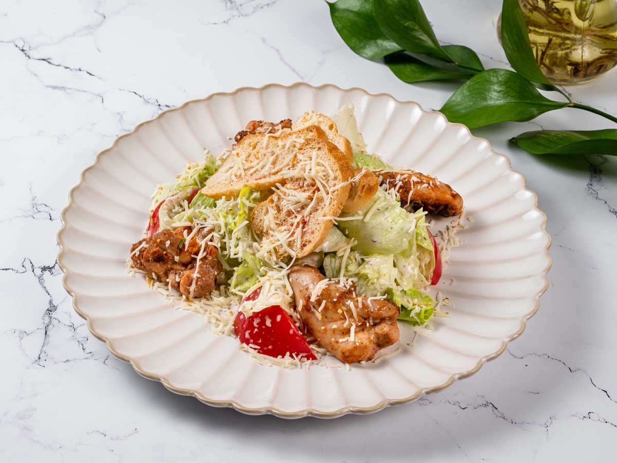 Салат с курицей на мангале