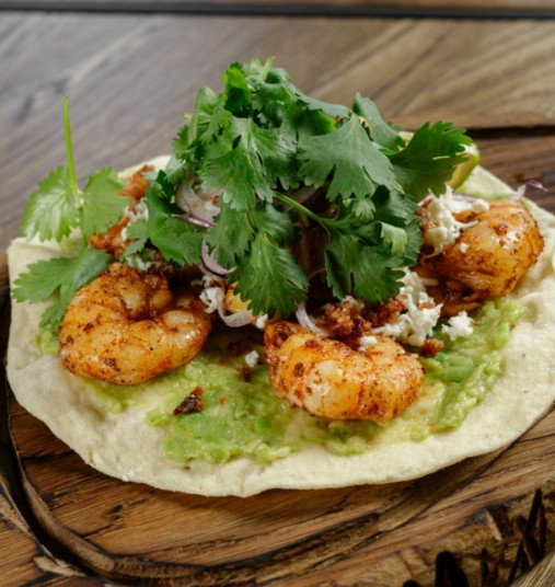 Тако с креветками и ананасом гриль