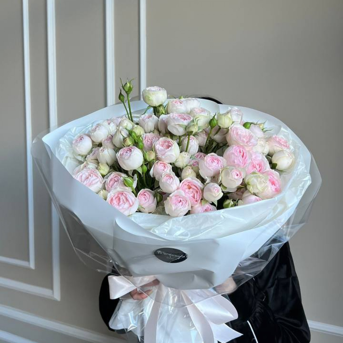 Моно букет из кустовых пионовидных роз (предзаказ)