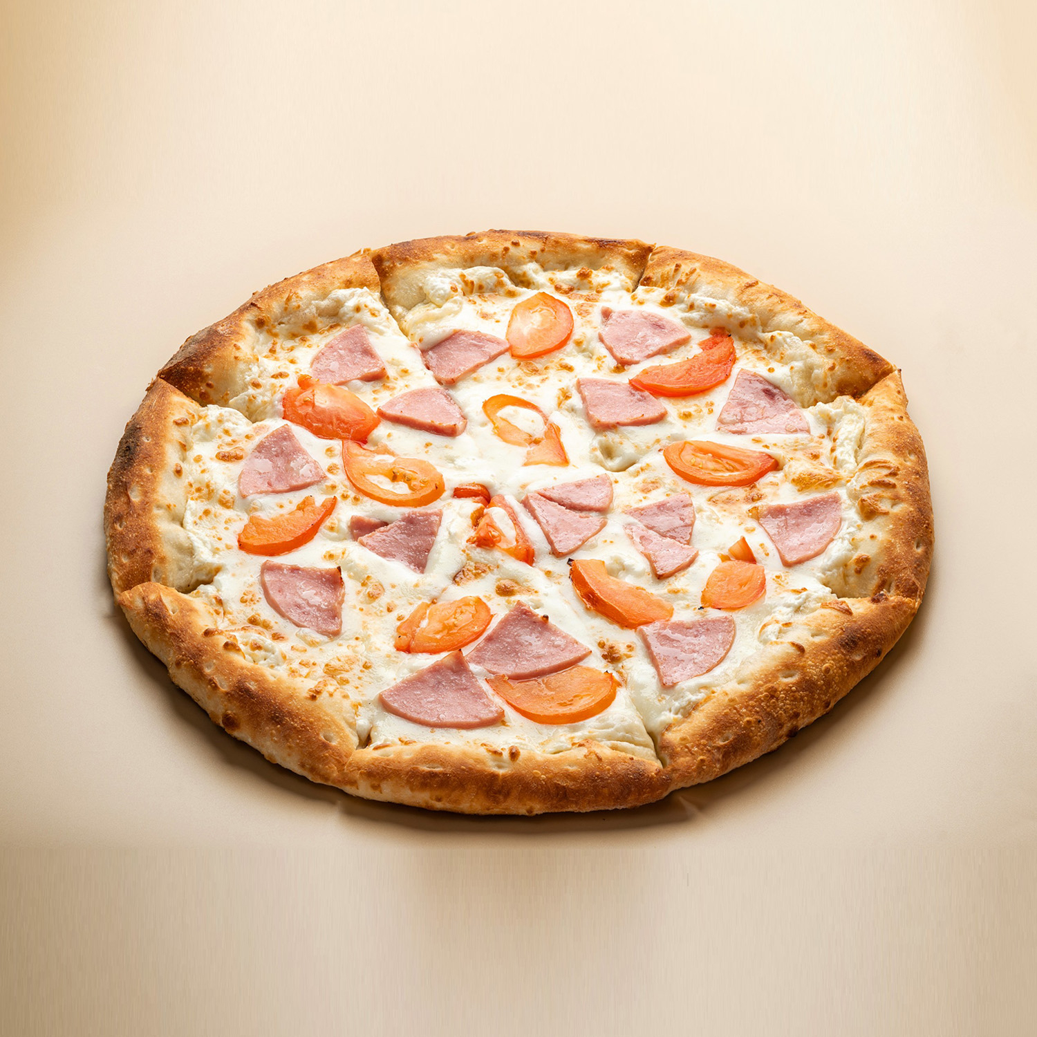 Сливочная пицца с томатами и ветчиной