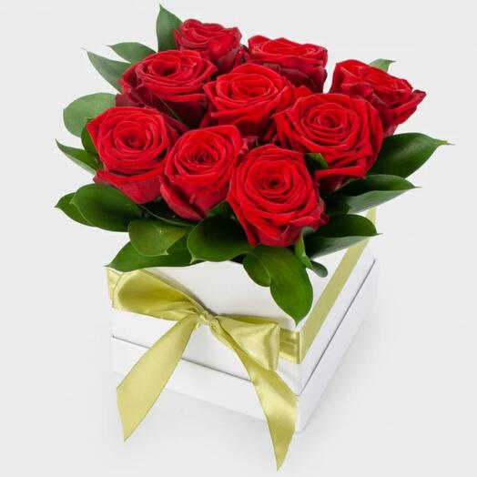Коробка с 9 красными розами
