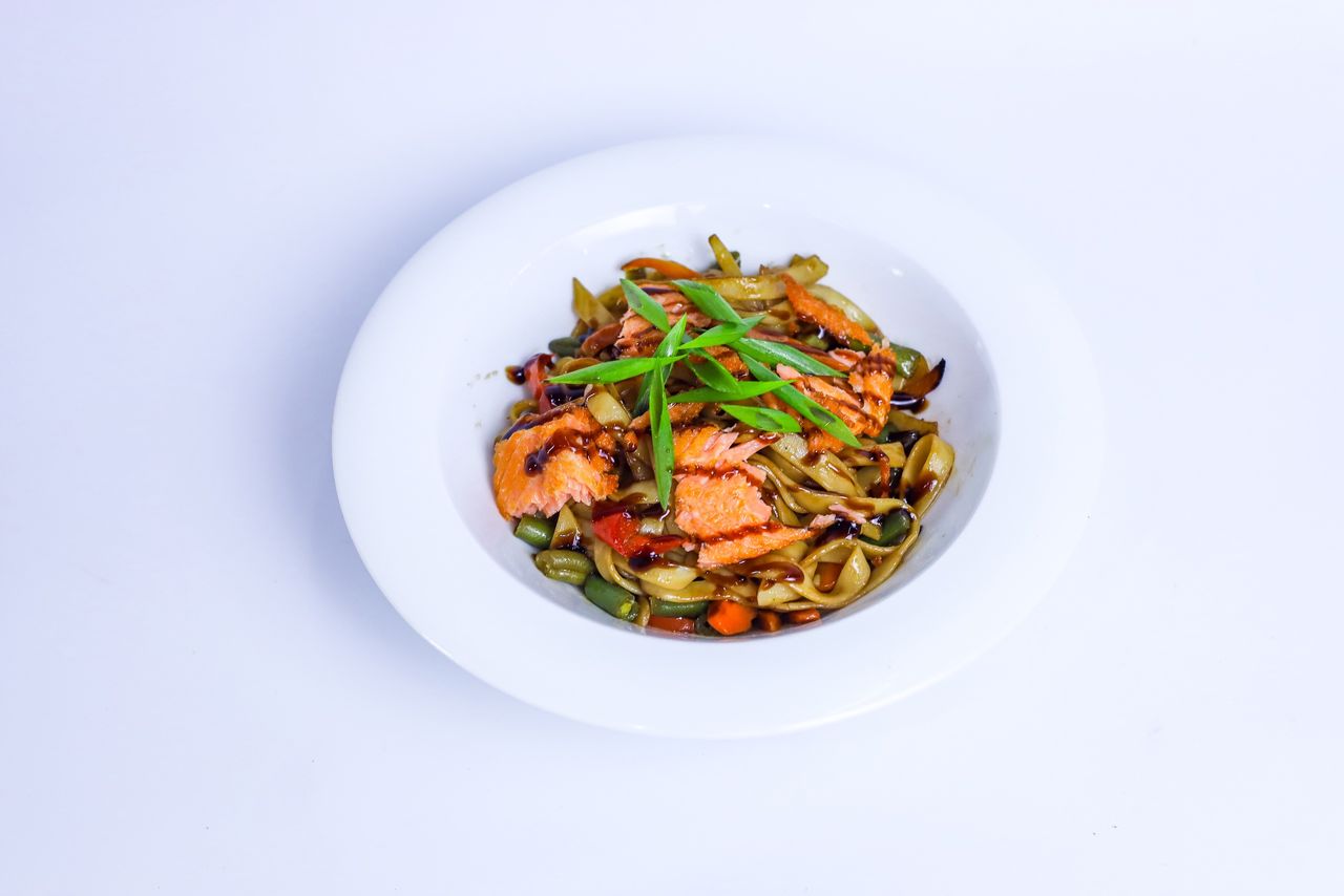 Wok с лососем