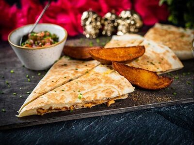 Сырная кесадилья с нежным соусом