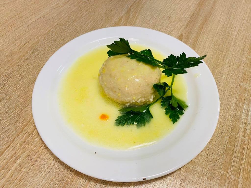 Биточек куриный паровой в слив.-сырн.соу