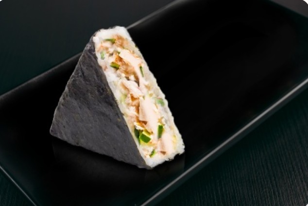 Онигири цезарь с курицей