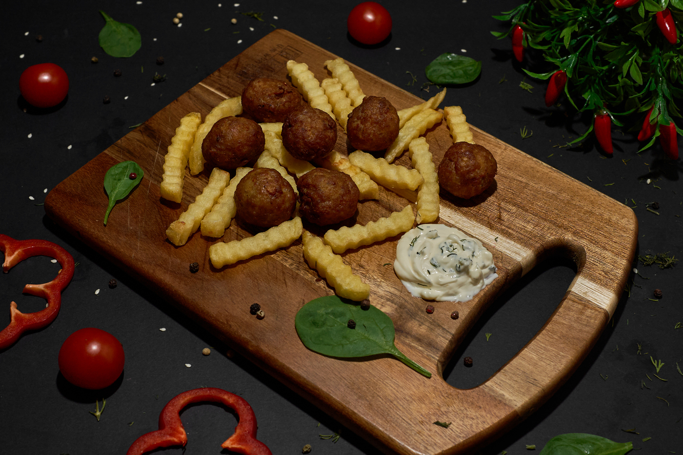 Фрикадельки с картофелем фри