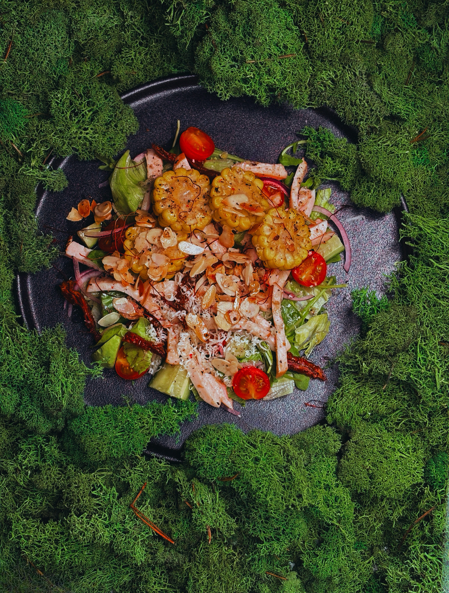 Салат с копченой грудинкой и вялеными томатами