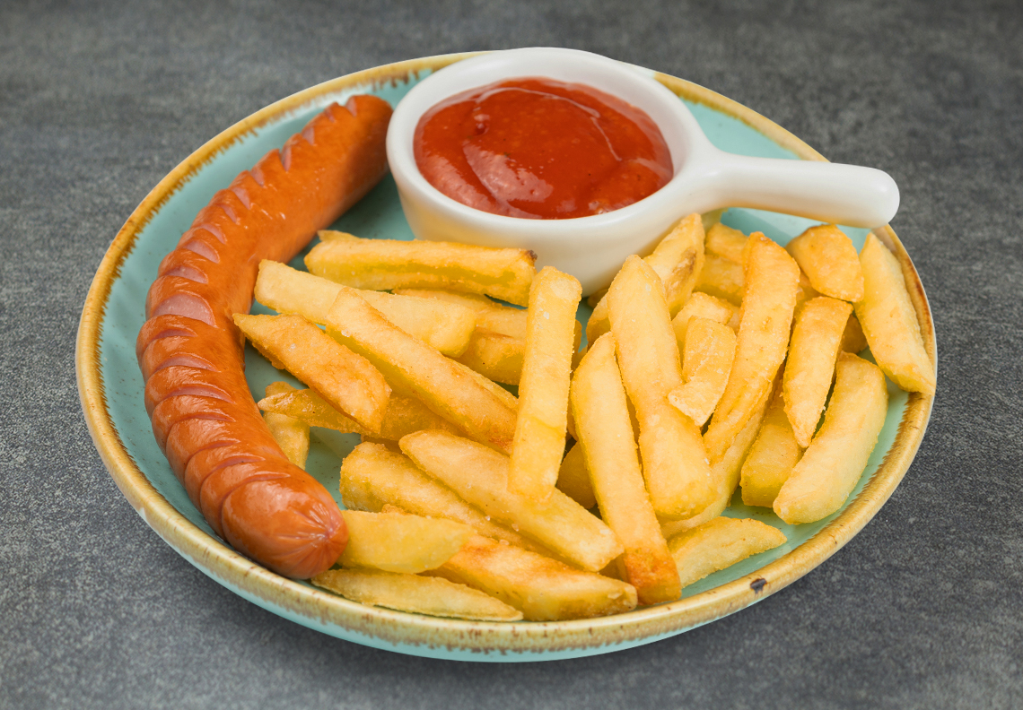 Жареная сосисочка с картофелем фри
