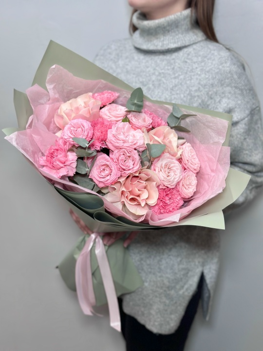 Букет с пионовидными и французскими розами